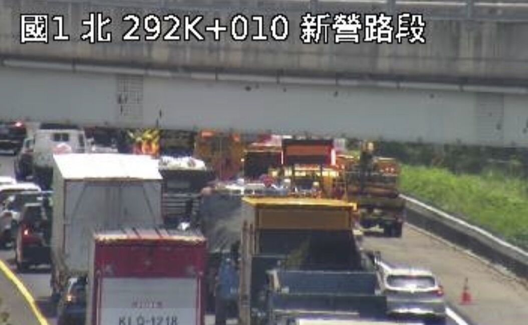 國1新營段火燒車!大貨車突冒煙起火 占外側車道回堵5公里