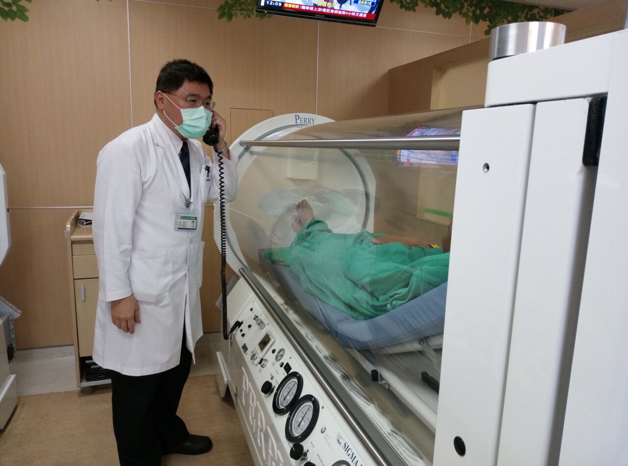 三高男出遊突中風半身癱軟 高壓氧搭配復健治療翻轉失能人生