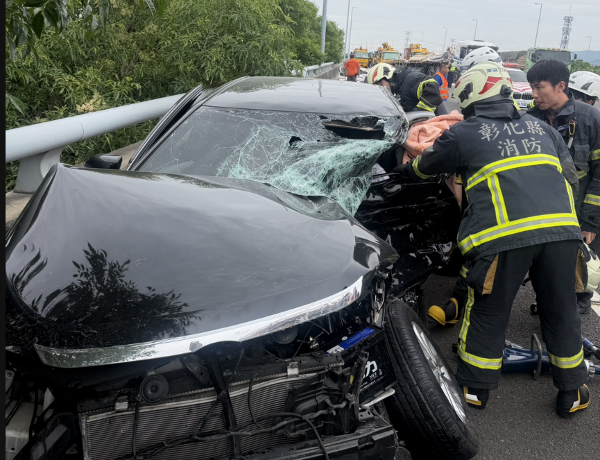快訊 /國3南202K嚴重事故!轎車撞拖板車2人受困...搶救畫面曝