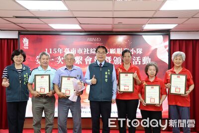 台南11位志工獲衛福部金質徽章　黃偉哲親自表揚致敬