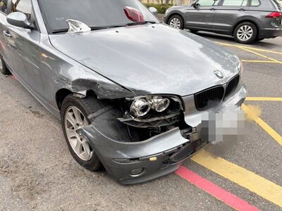 又是毒駕！連撞路邊2車BMW車頭爛了　3人狂抖警鷹眼搜出煙彈
