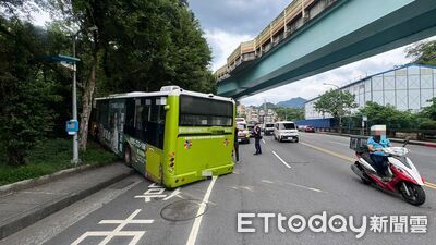 油門煞車都沒反應!北市公車猛撞圍牆畫面曝 夫妻檔乘客受傷