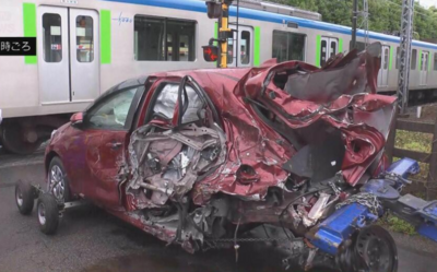 車卡平交道下秒撞成廢鐵！　日女「滿嘴血」驚惶跳車逃死劫