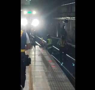 快訊／台鐵板橋站「民眾躺臥軌道上」　列車進站急煞