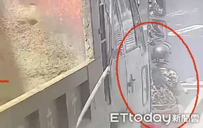 驚悚畫面曝！高雄砂石車硬闖紅燈　女騎士被撞噴飛全身挫傷