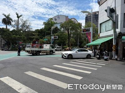 快訊/六合夜市路口號誌壞了!賓士遭撞險衝魚粥店 驚悚畫面曝