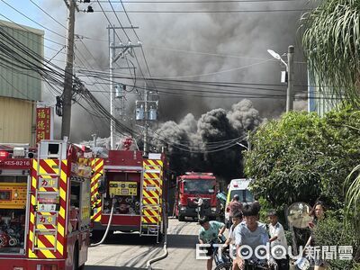 快訊／台中大里某工廠空地火警　棄置材料燃燒黑煙狂竄