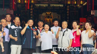 送上「無敵鐵金剛」公仔！　盧秀燕擁抱吳宗憲：宜蘭一定要贏