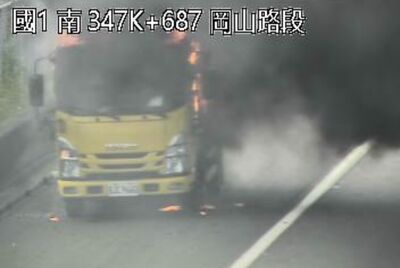 快訊／國1高雄段2車禍！工程車狂噴黑煙變火球　後方紫爆狂塞5公里
