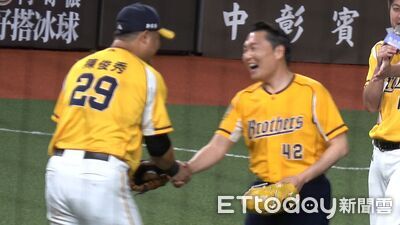 直擊／萬人嗨爆！天王睽違12年降臨台灣　PSY現大巨蛋：中信兄弟加油