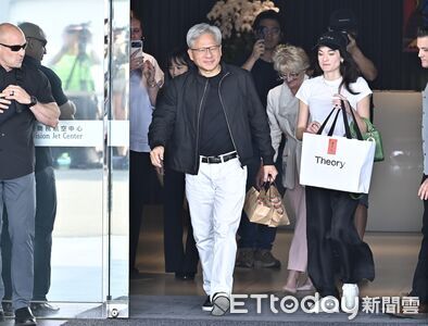 黃仁勳抵台！輝達明年仍強勁增長　曝「台北新辦公室有活動會參加」