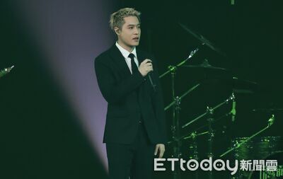 直擊／周湯豪西裝帥到沒天理！　曝比莉情緒崩潰：這15年經歷太多