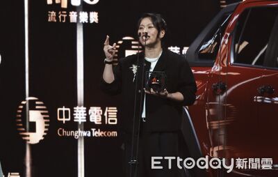 葛仲珊沉潛9年復出奪獎！　緊抱「親密伴侶」登小巨蛋掀暴動