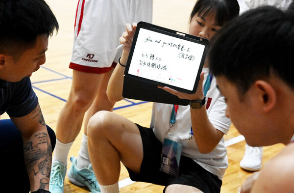 ▲全障運北市男籃，以科技平板輔助戰術。（圖／全障運提供）