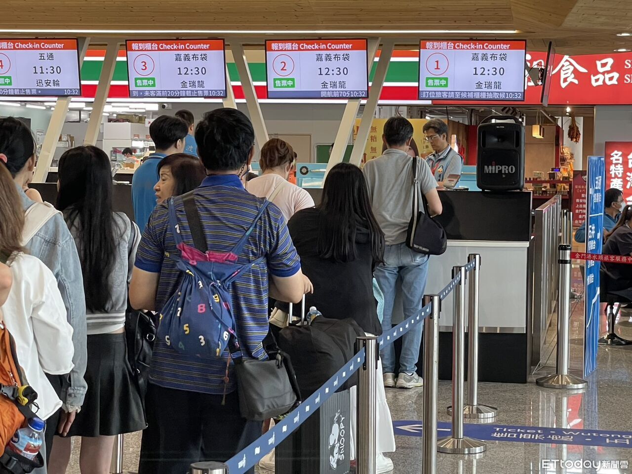 濃霧來襲交通大亂機場湧人潮!金門海空疏運 300旅客順利返台
