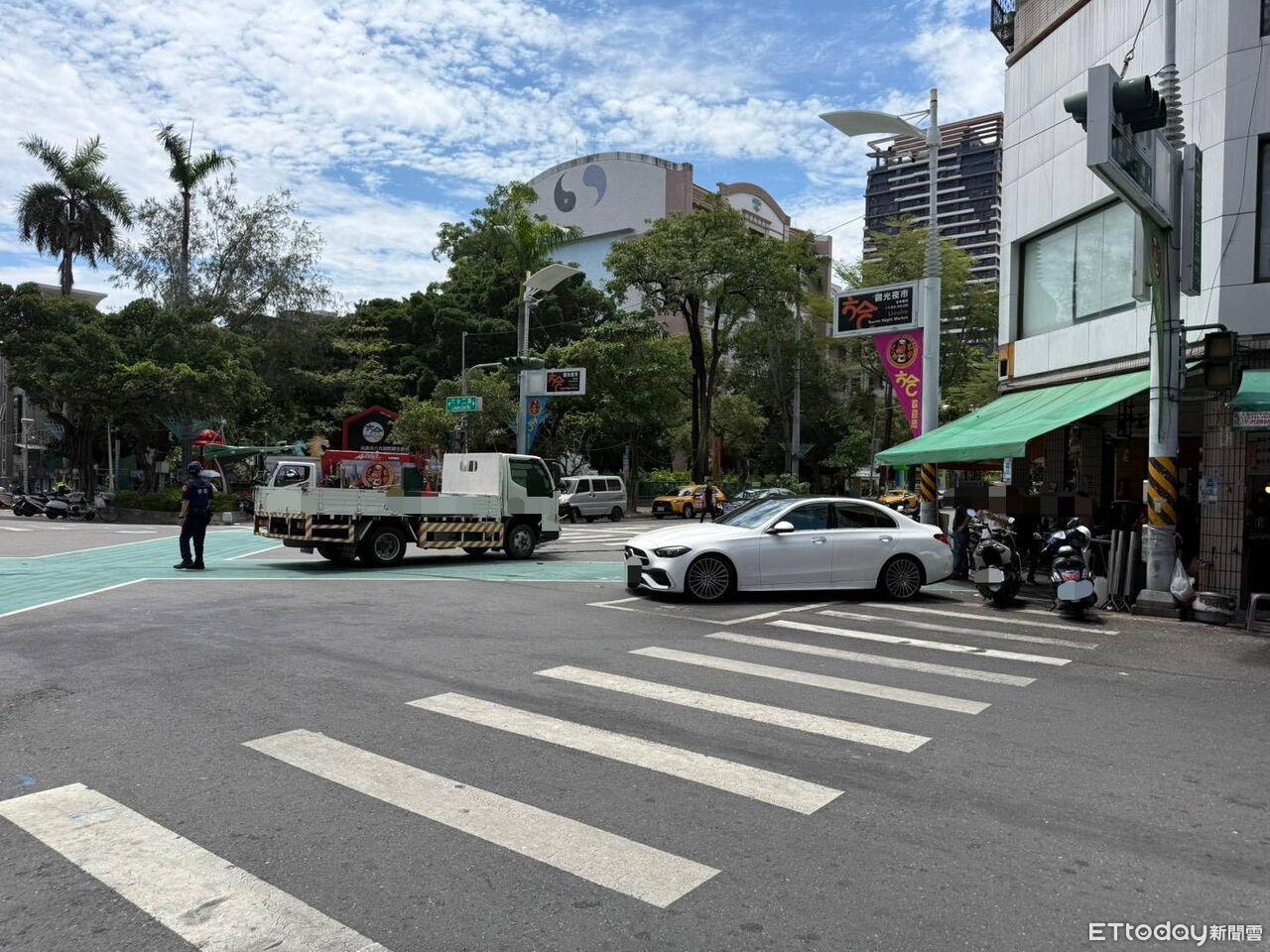 快訊/六合夜市路口號誌壞了!賓士遭撞險衝魚粥店 驚悚畫面曝