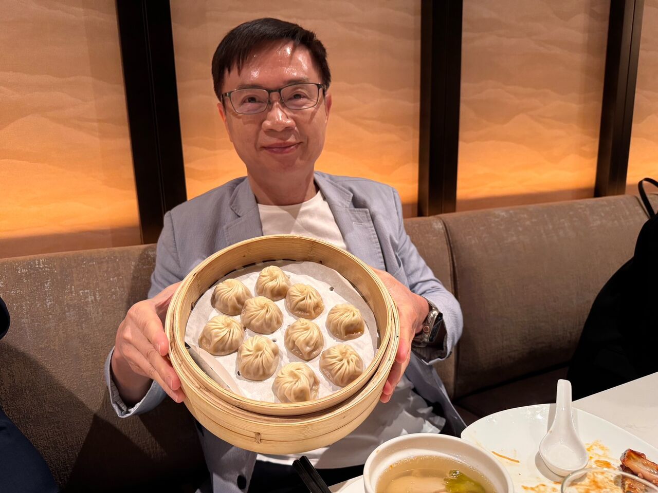 黃志芳開箱鳳凰城無人計程車、台灣美食 人住得下來企業才能扎根