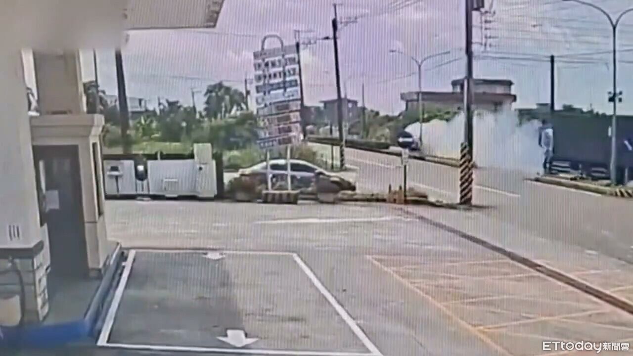 遭輾畫面曝!宜蘭遶境鞭炮意外掉入車內 翁嚇壞跳車遭神轎車撞死