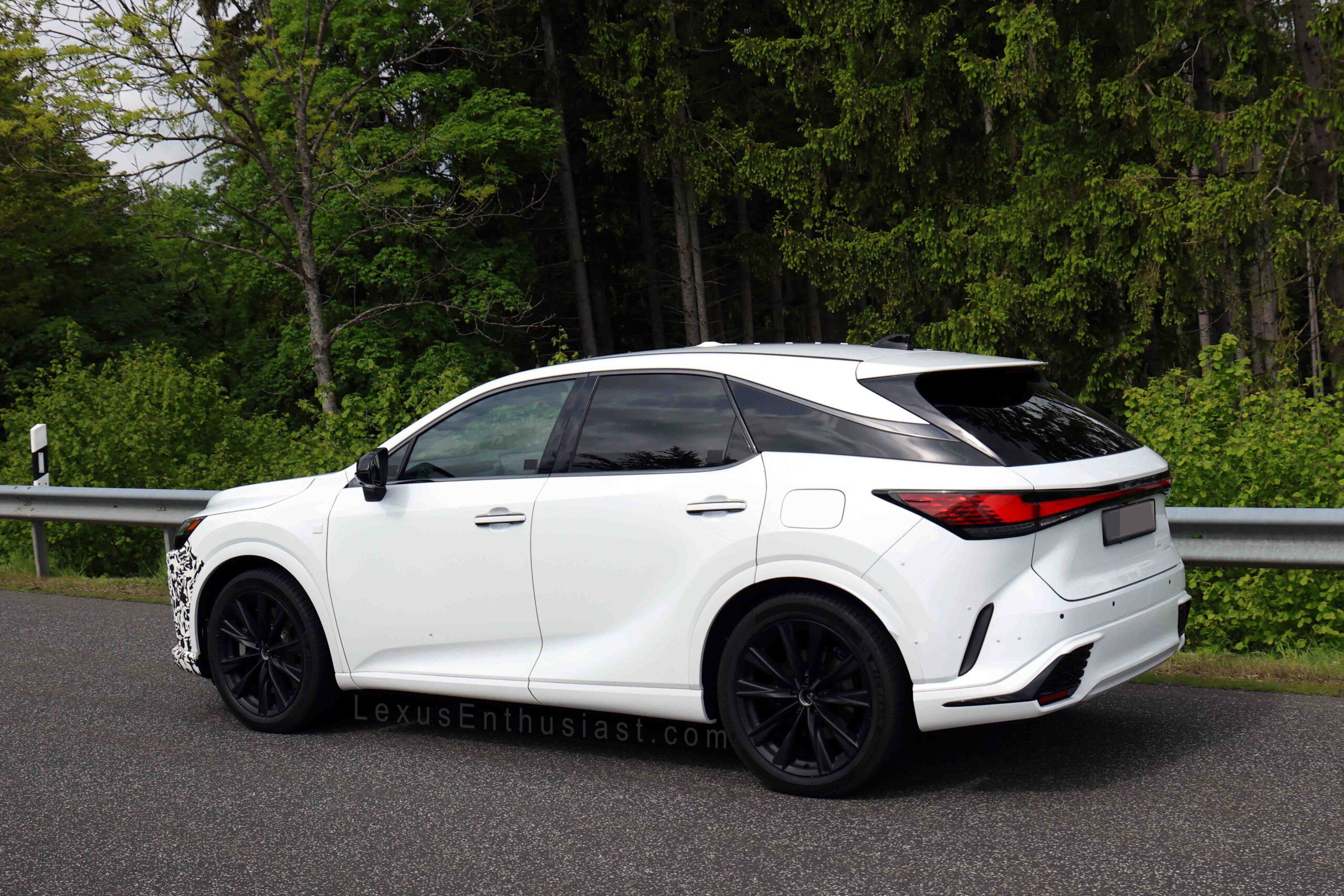 ▲繼NX新改款日前現身後，這次輪到新RX開始測試！（圖／翻攝自《lexusenthusiast》）