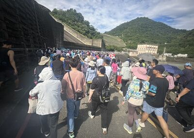 桃園市大溪區全民健行　4千市民沿石門水庫周邊開心走