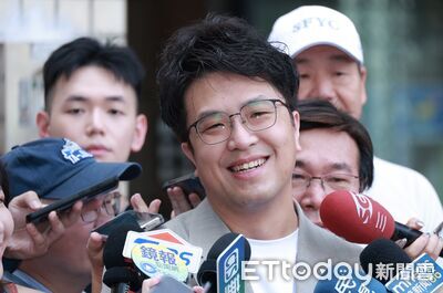 沈伯洋僅18萬存款「妻買特斯拉」遭酸！律師嘆：人家是不願賺