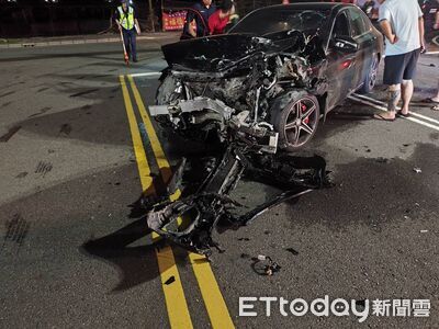 嘉市清晨2車相撞！車頭撞爛扭曲變形　2駕駛意識不清送醫