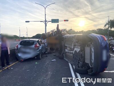夕陽逆光太刺眼！苗栗女下班釀追撞翻覆　台電外包車載電桿遭波及