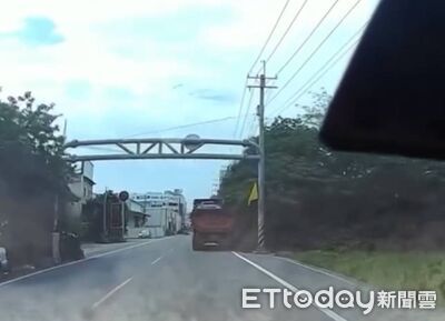 後方視角曝!彰化砂石車毒駕「右飄左切」 機車淪夾心3傷