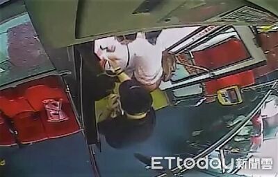 感動!女乘客突不適癱軟 台中金運獎司機揹她衝診所救人