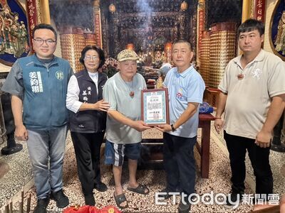 傳統工藝回歸信仰現場!黃奕薰大師致贈東石永靈宮「竹頭筊」