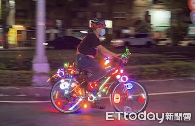 獨／高雄奇景！「七彩霓虹燈」卡打車趴趴走　警曝超炫下場