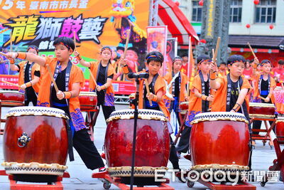 台南市長盃龍獅鼓藝賽安平登場 百人擊鼓響徹舊城區