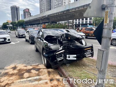 快訊／新北保時捷男完全沒煞車狠撞燈桿　車頭全爛又是毒駕！