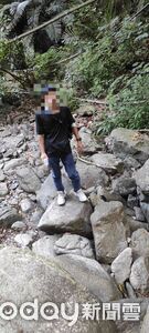 快訊/山友抄近路卡山壁「上下不得」 搜救員架繩救援
