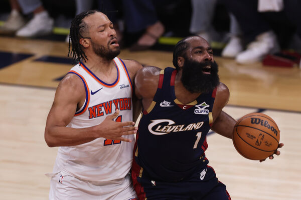 ▲克里夫蘭騎士哈登（James Harden）試圖擺脫布朗森（Jalen Brunson）防守。（圖／達志影像／美聯社）