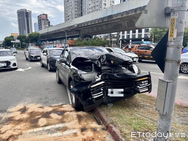 [新聞] 快訊／新北保時捷男完全沒煞車狠撞燈桿　 - 八卦 - PTT.BEST 批踢踢爆文