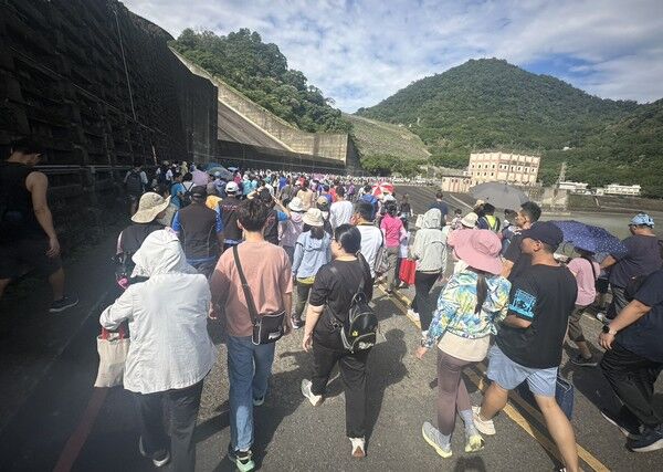 桃園市大溪區全民健行 4千市民沿石門水庫周邊開心走