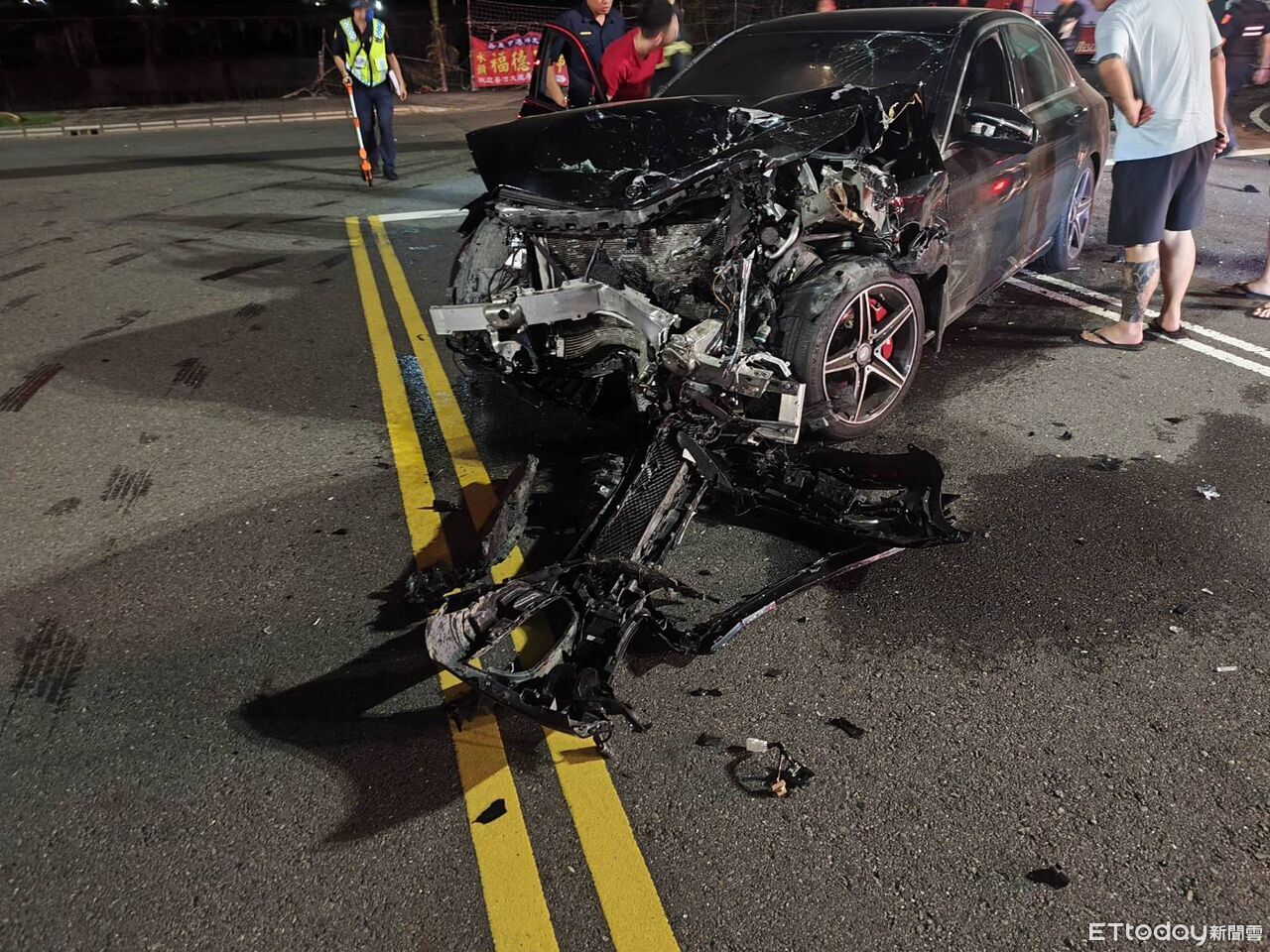 嘉市清晨2車相撞!車頭撞爛扭曲變形 2駕駛意識不清送醫