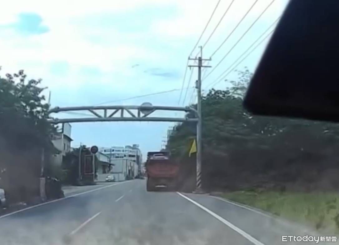 後方視角曝!彰化砂石車毒駕「右飄左切」 機車淪夾心3傷