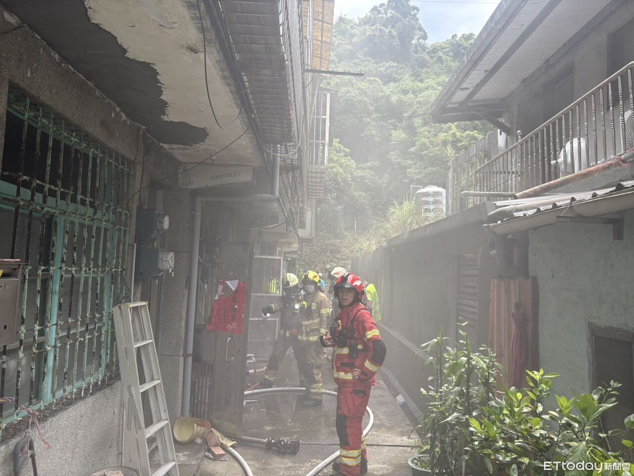 快訊/基隆民宅離奇起火!巷內竄陣陣濃煙 屋主老夫妻外出躲劫