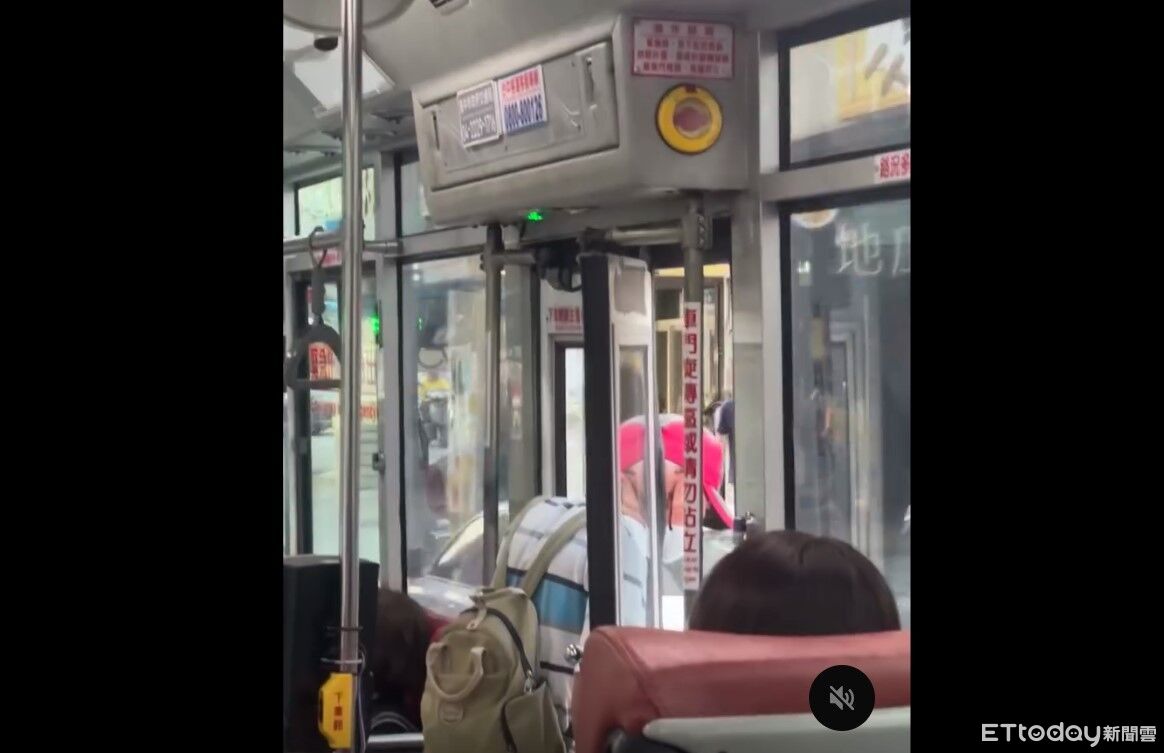 頭在公車門外!台中阿公遭夾「行駛30秒」 乘客集體崩潰狂喊
