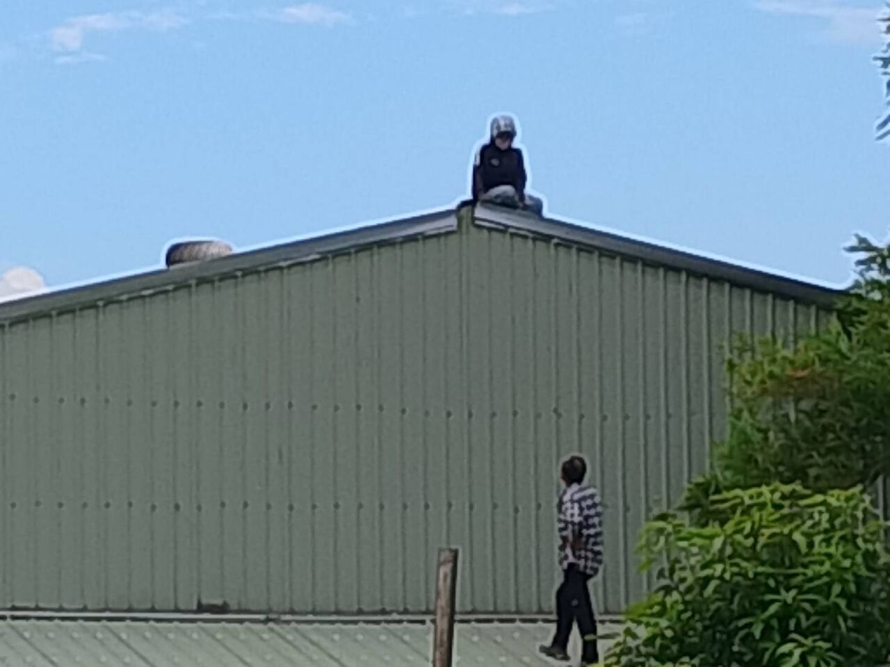 偷壯圍哈密瓜!逃逸女移工被圍捕 爬鐵皮屋頂與警對峙1小時