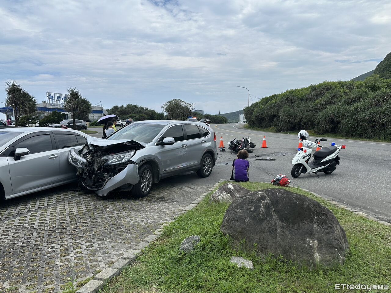 快訊/貢寮台2線嚴重事故!轎車轉進停車場碰撞對向重機 騎士命危
