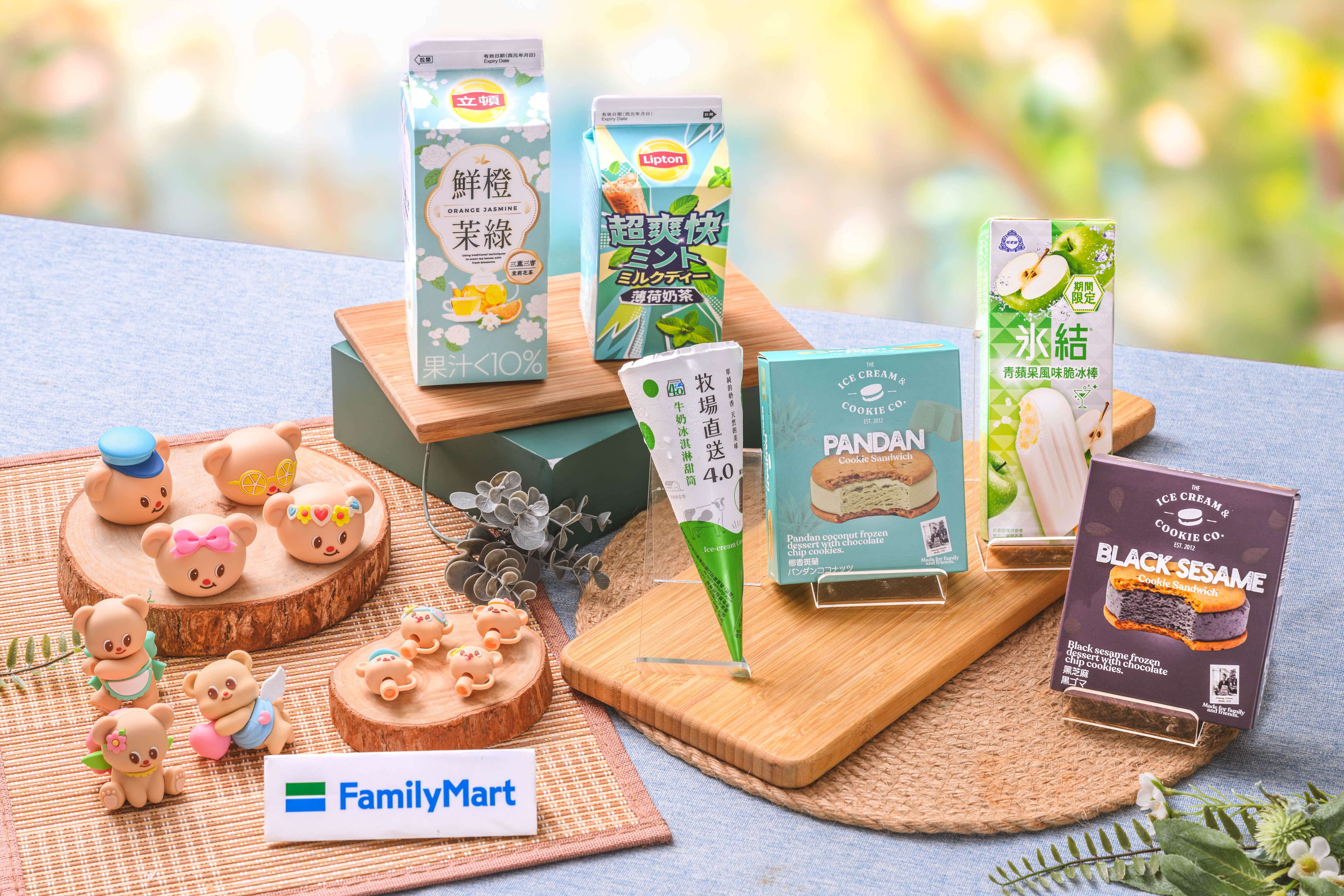 ▲▼全家推出夏季新品、飲料冰品優惠，還有人氣IP「Butterbear奶油小熊」周邊加價購。（圖／業者提供）