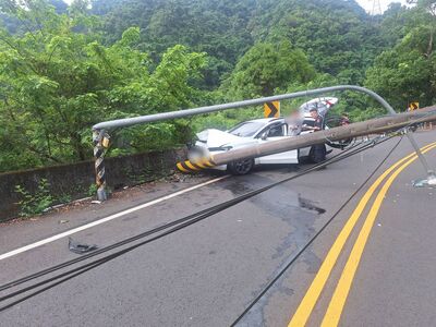 父子早起攀登「台灣富士山」　返程太累撞斷電桿、燈桿