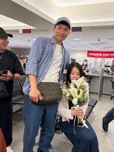 李洋攜女友戶政事務所　看好兄弟結婚卻呼「別搶我女友」