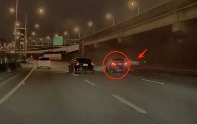 國1黑白賓士疑「尬車」 亂切車道失控互撞!車流一度塞爆