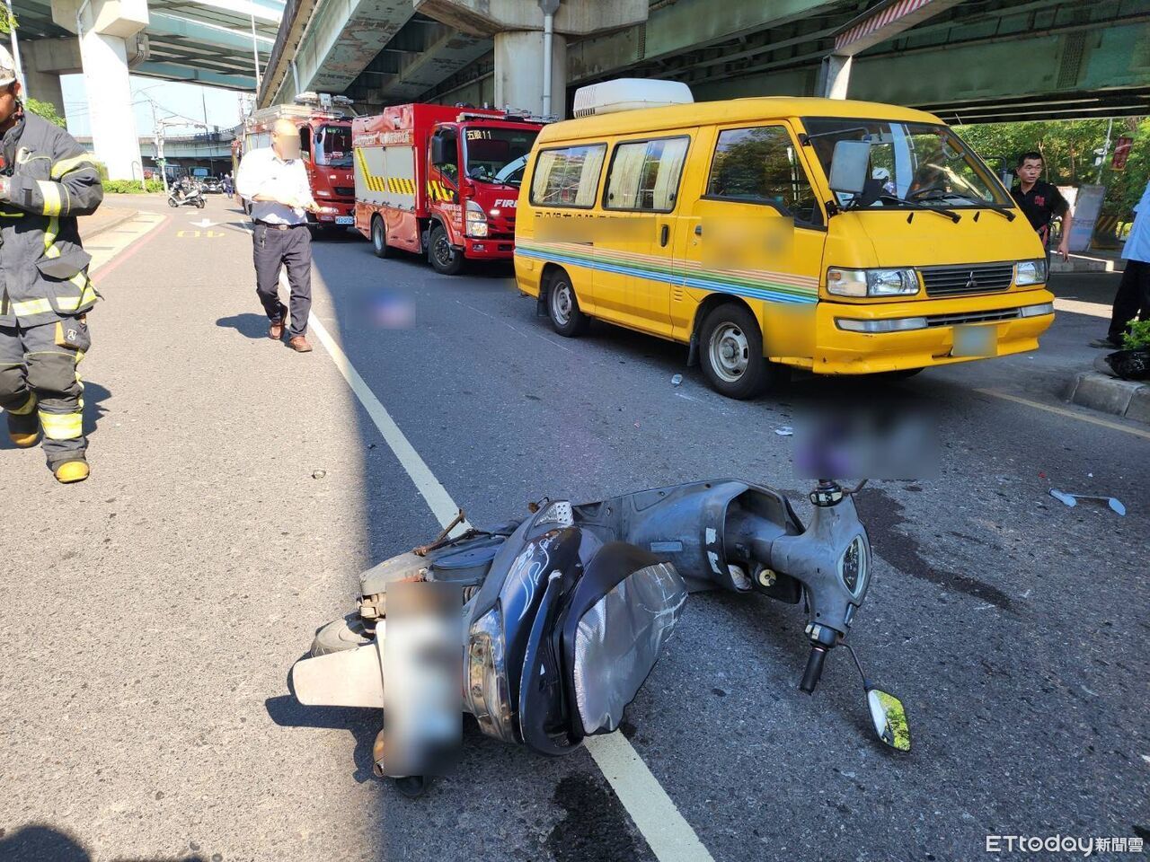 快訊/新北嚴重車禍!女騎士被壓中華電信工程車底...命危搶救中
