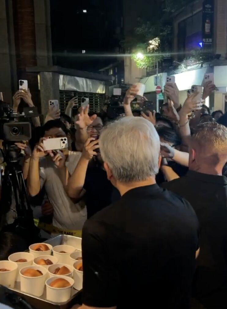 ▲▼黃仁勳父母及女兒等家人也陸續抵達位於中山北路巷內的「春韭」，發放肉桂捲給現場圍觀民眾。（圖／翻攝自X／輝達）