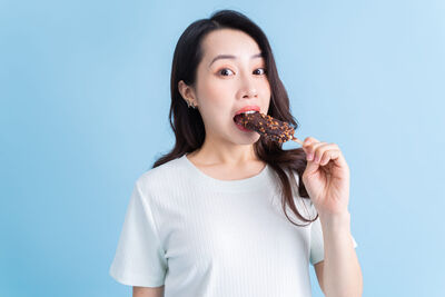 夏天吃冰像被電擊？牙醫揭密「無氟牙膏趨勢」溫和清潔同步抗敏、根源修復琺瑯質